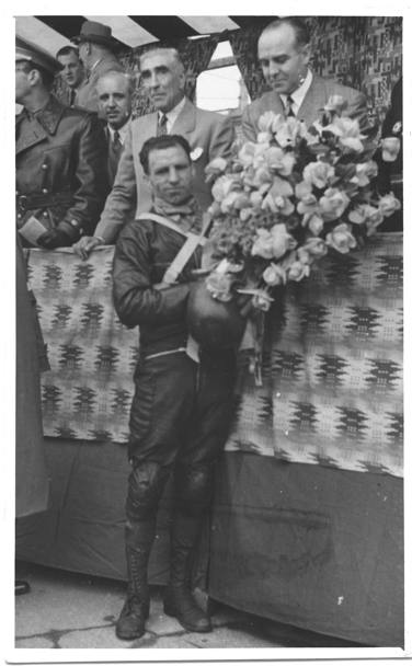 Omobono Tenni dopo la vittoria su Guzzi nel GP Barcellona del 5 maggio 1946